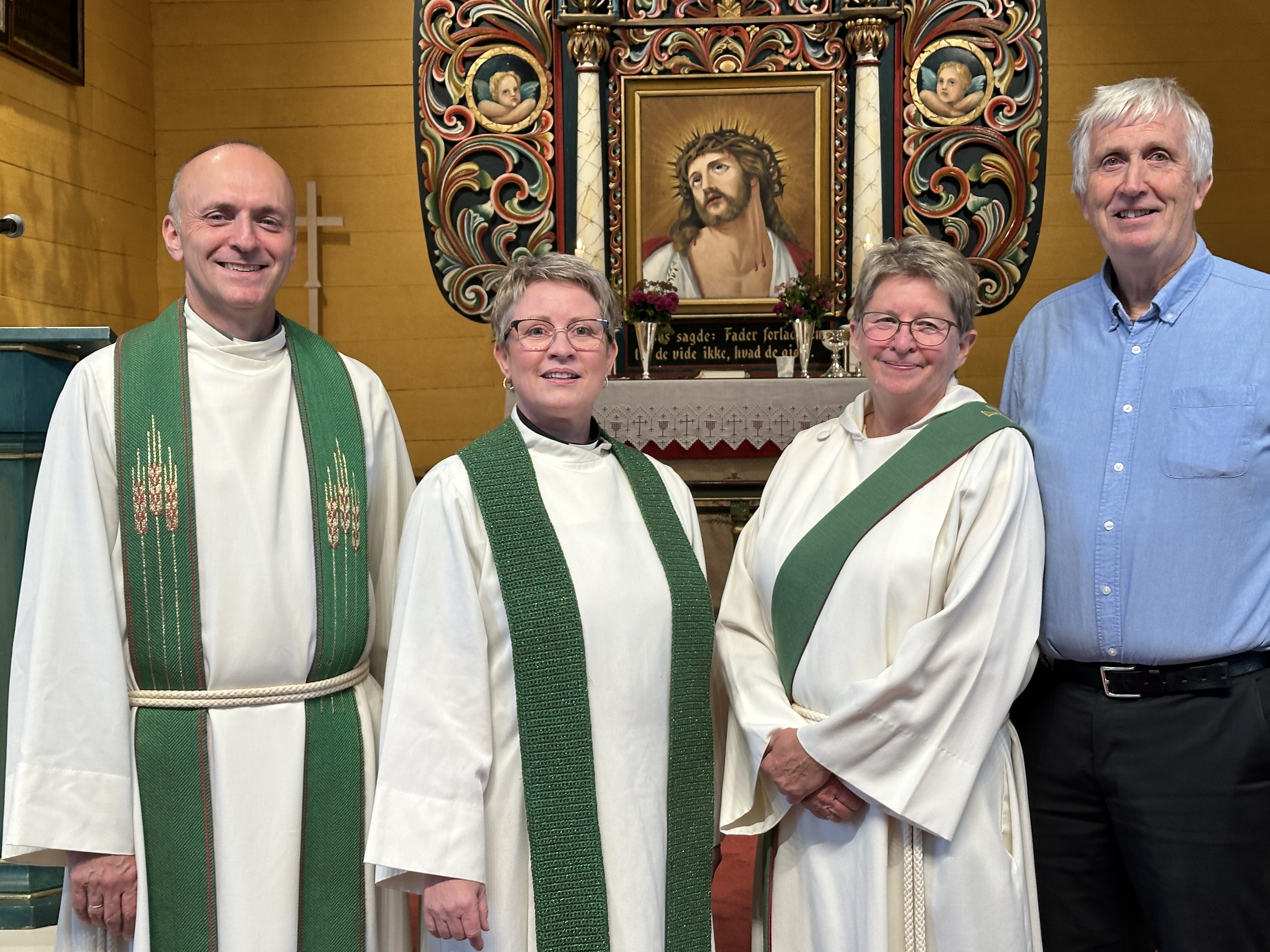 Rune Steensnæs, Åse Selsvold, Britt Karstensen og Lars Dalen var sentrale i innsettinga av soknepresten.