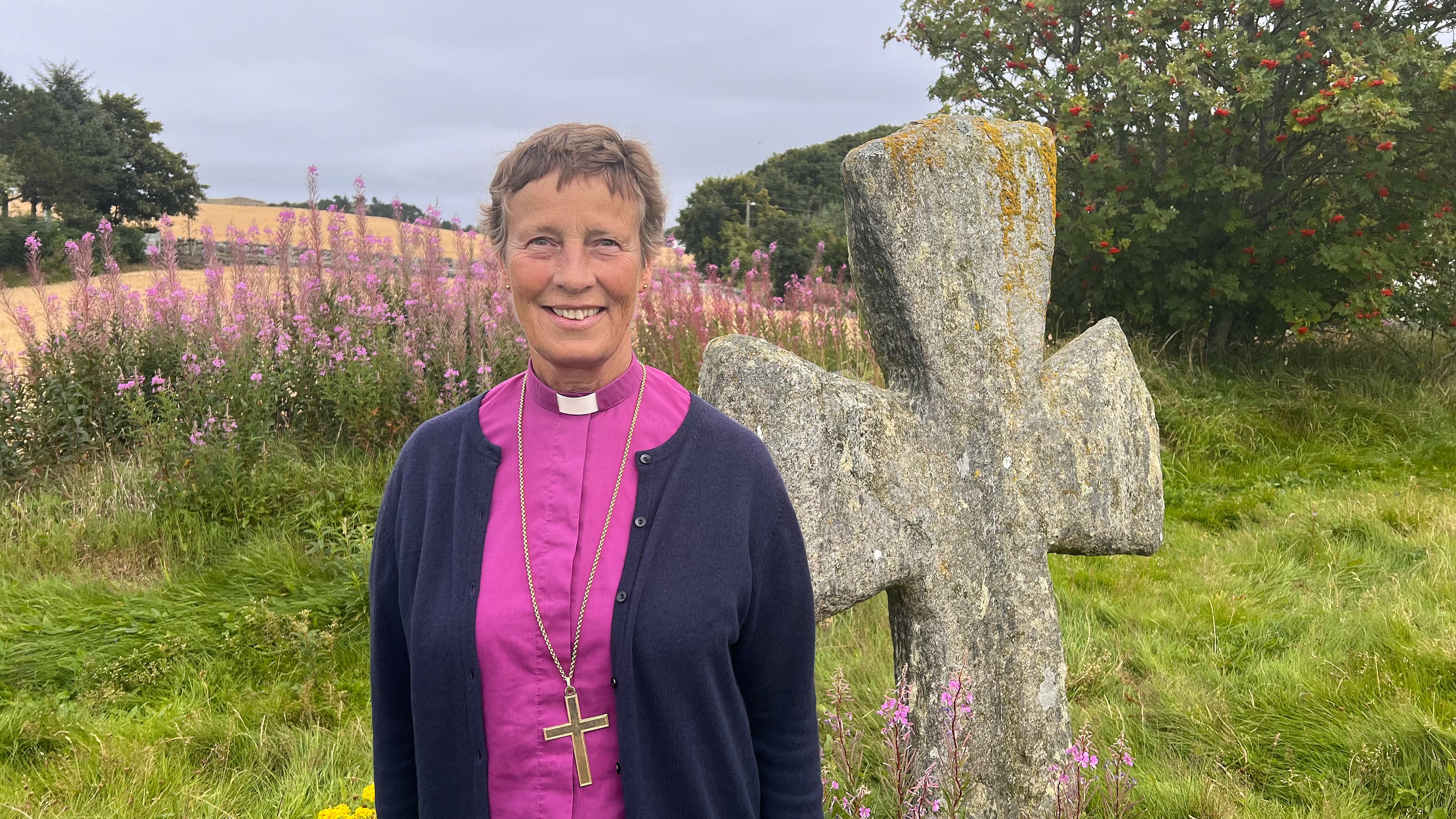 Biskop Anne Lise Ådnøy ved Tjorakrossane.