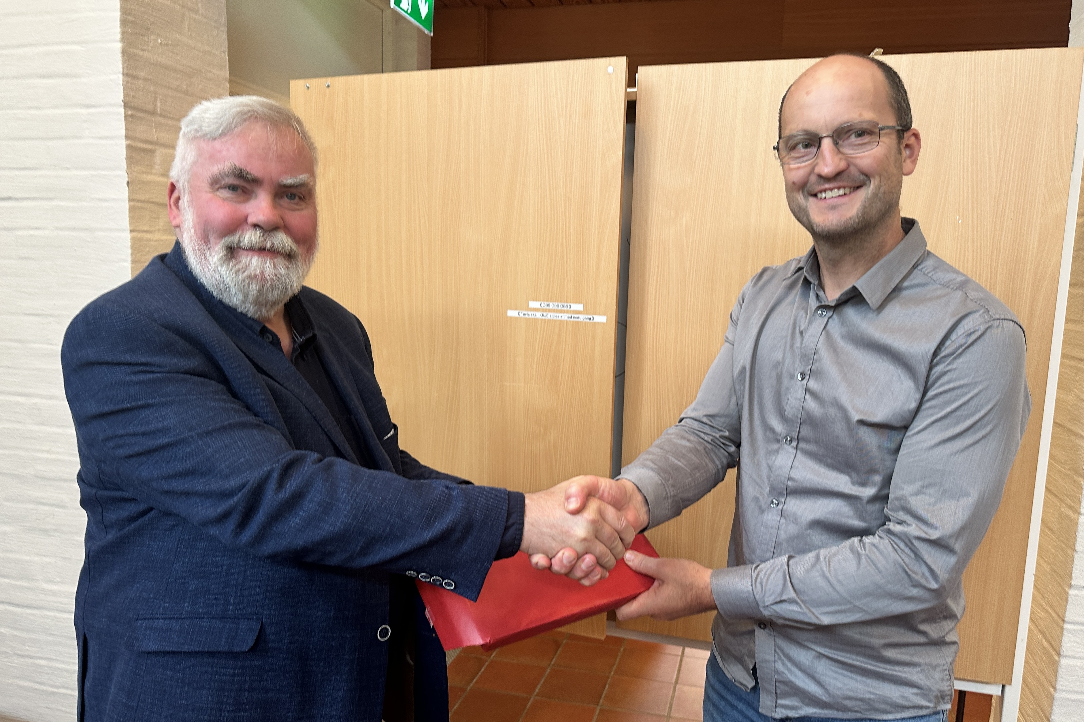 Inghart Lasse Tveit motytek gåve frå Fellesrådet ved Asle Dagsland